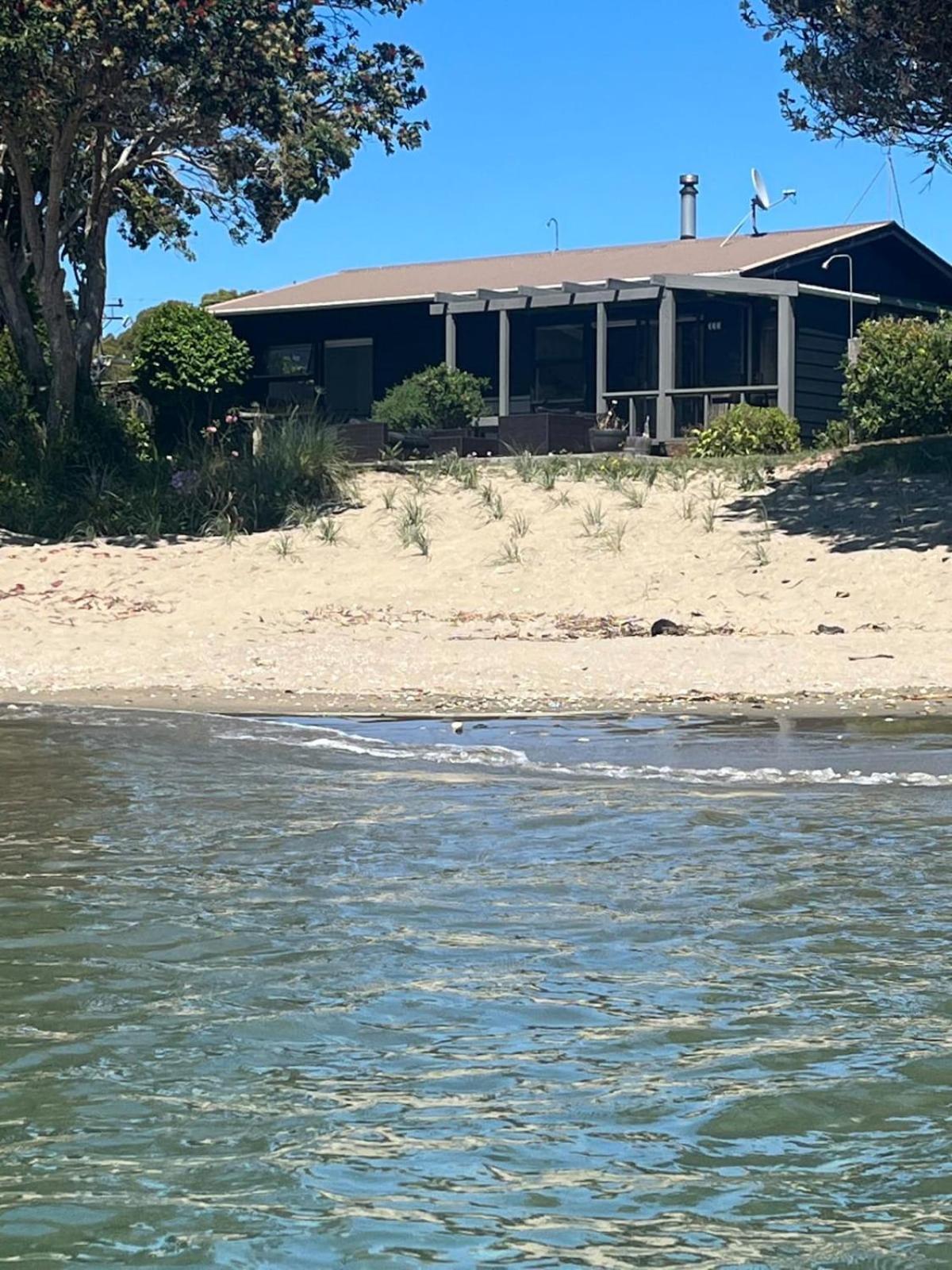 Beachfront Bliss - Your Seaside Retreat Ferienhaus