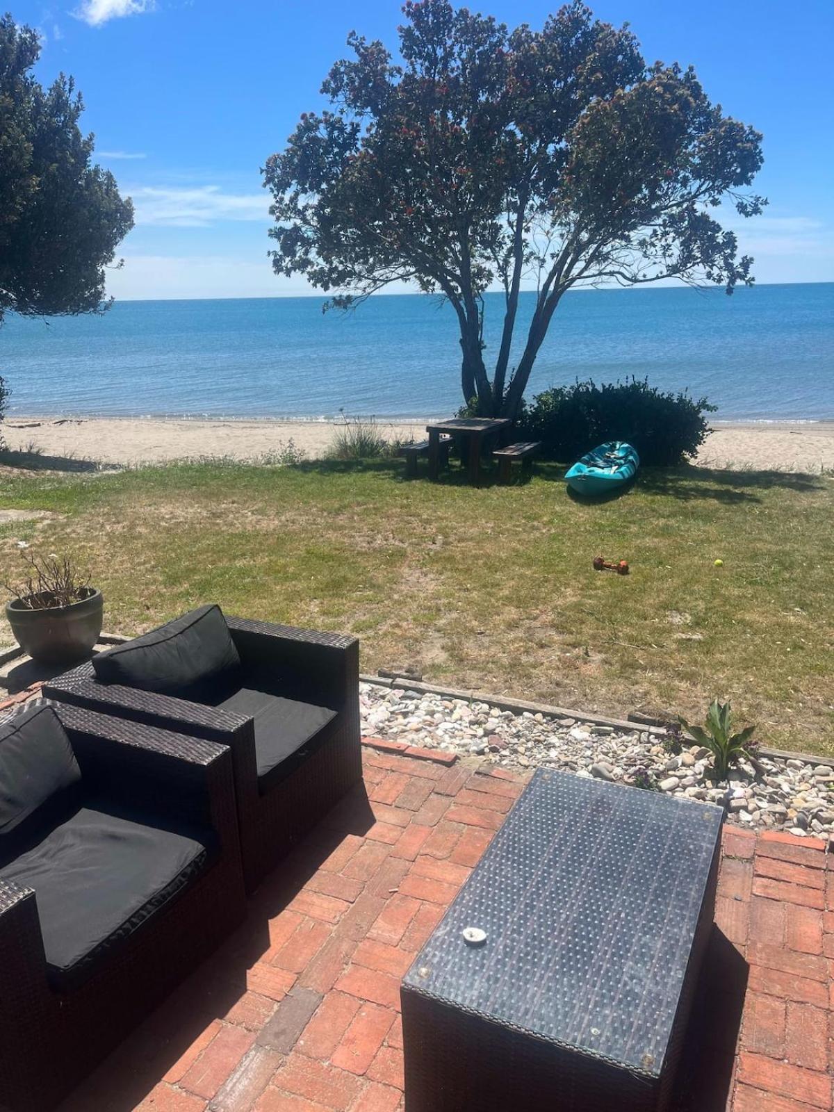 Beachfront Bliss - Your Seaside Retreat Parapara