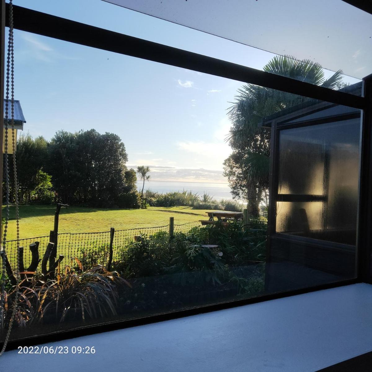 Beachfront Bliss - Your Seaside Retreat * Parapara