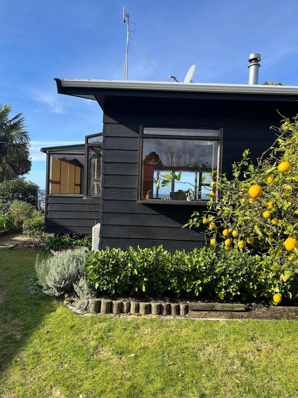 Beachfront Bliss - Your Seaside Retreat Ferienhaus *