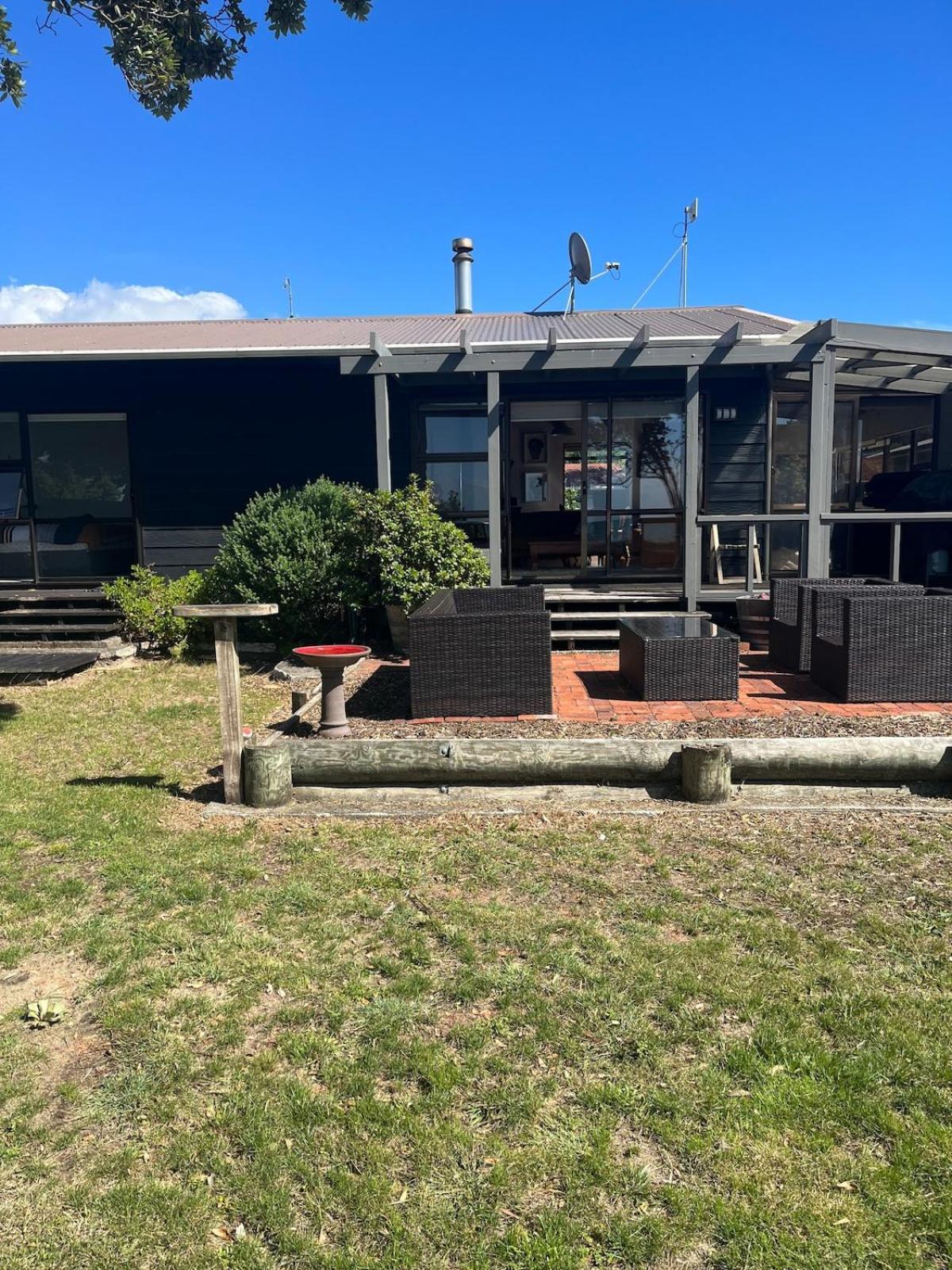 Beachfront Bliss - Your Seaside Retreat * Parapara