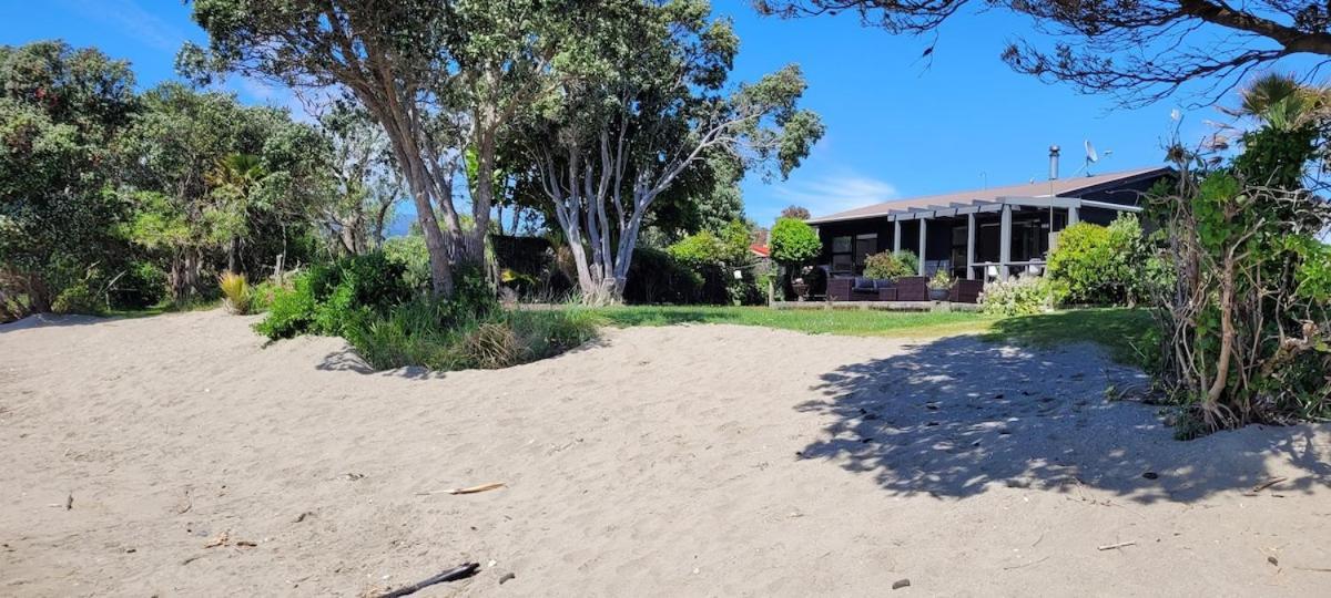 Beachfront Bliss - Your Seaside Retreat Ferienhaus